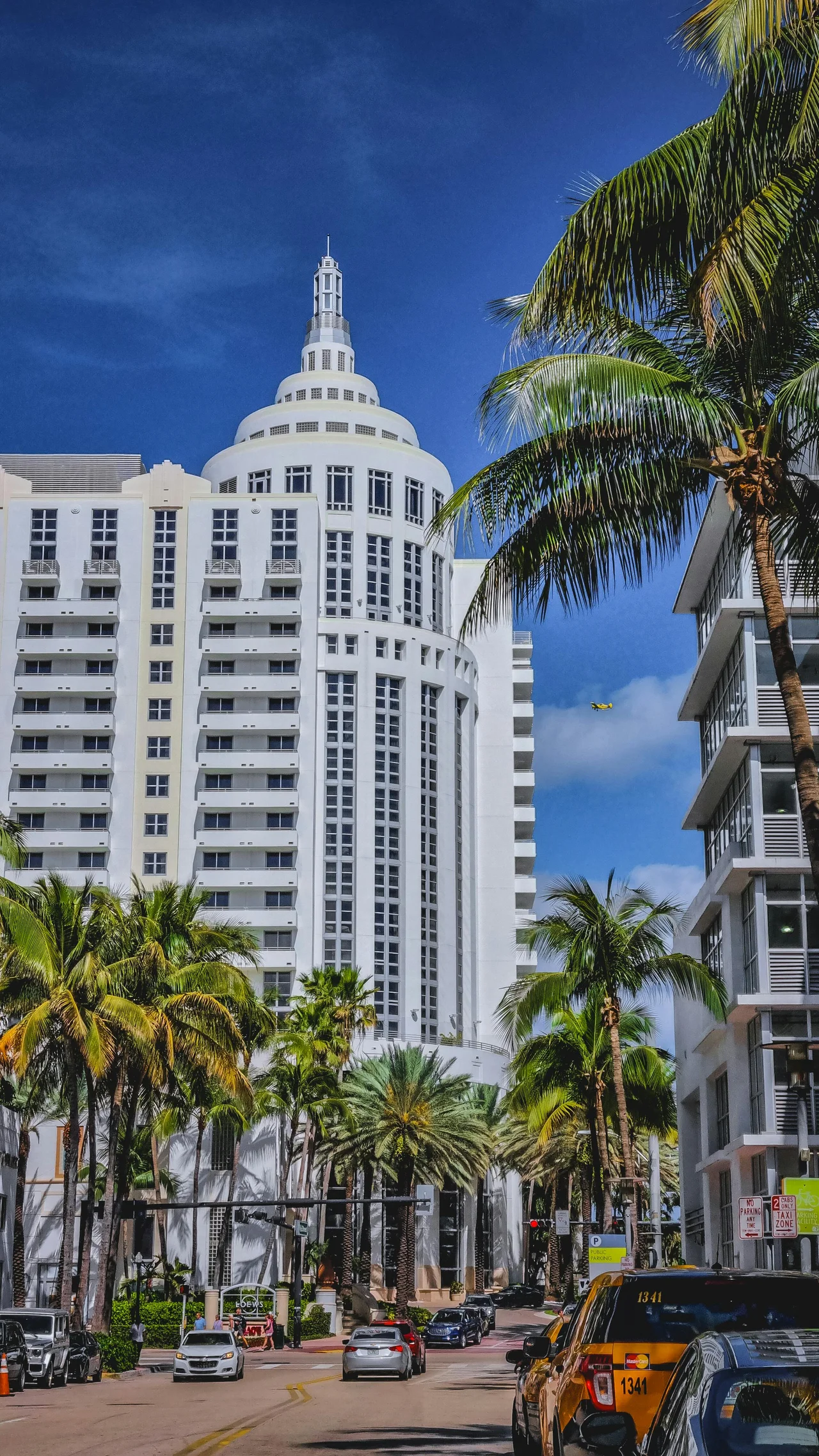 Luxury Properties and Real Estate - Carlos Edgard López